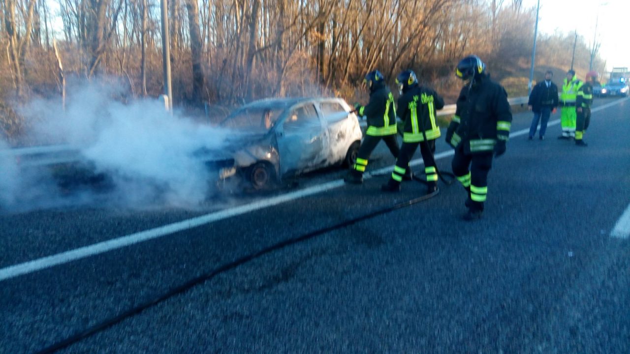 Guida senza patente, incendio svela la recidiva