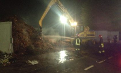 Incendio discarica: i pompieri intervengono a Borgo Ticino