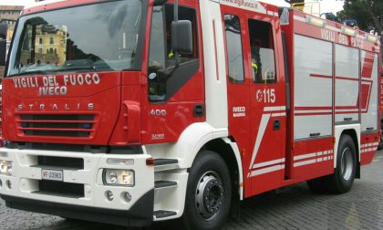 Veicolo ribaltato nel canale due persone incastrate