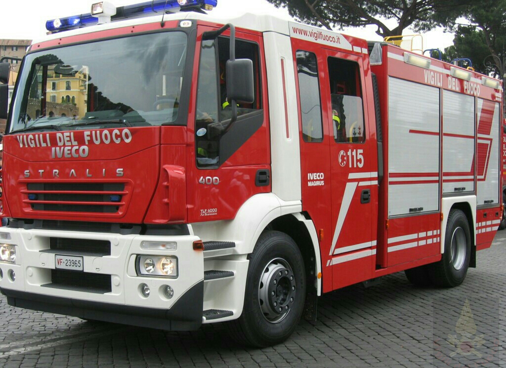 Veicolo ribaltato nel canale due persone incastrate