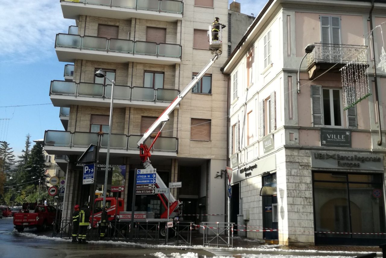 Pulizia tetto in corso ad Arona – VIDEO