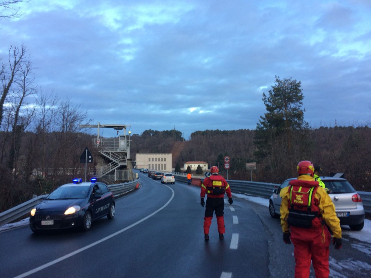 Donna nelle acque del Ticino: vita appesa a un filo