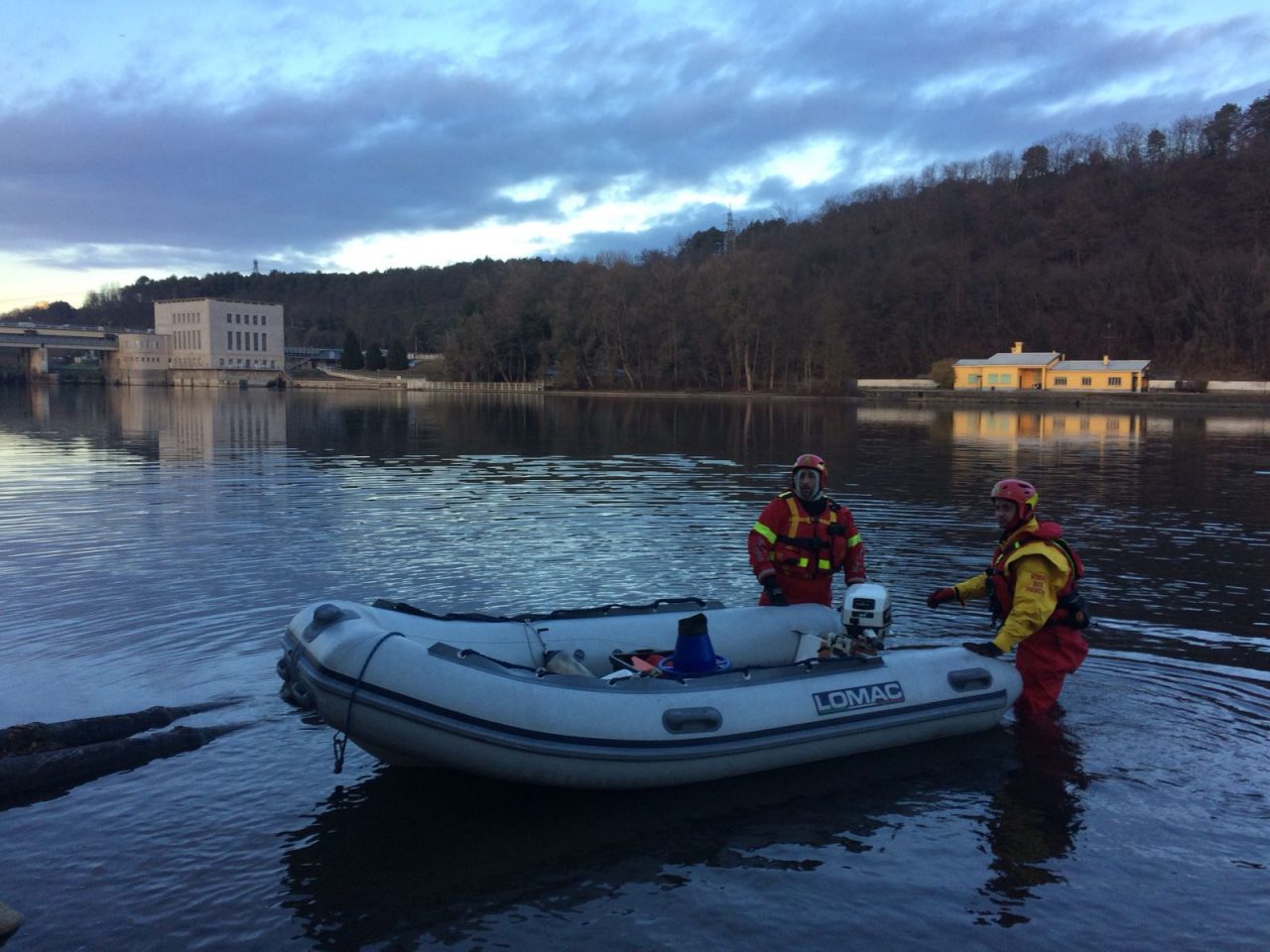 Si getta dalla diga: recuperata, è in codice rosso