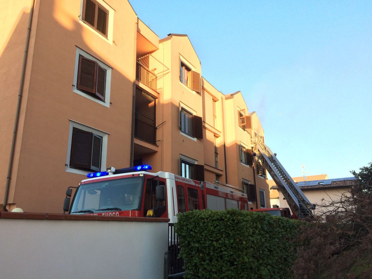 Brucia casa a Trecate: panico in strada