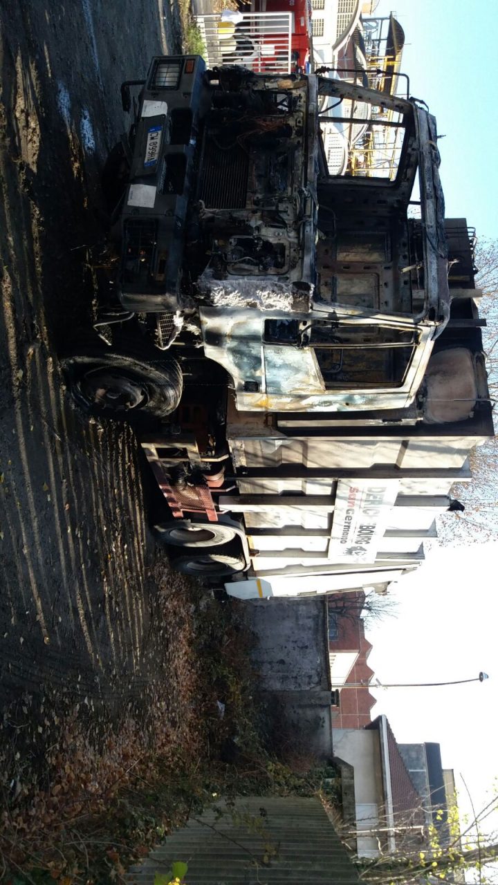 Paura a Novara: un camion dei rifiuti divorato dalle fiamme