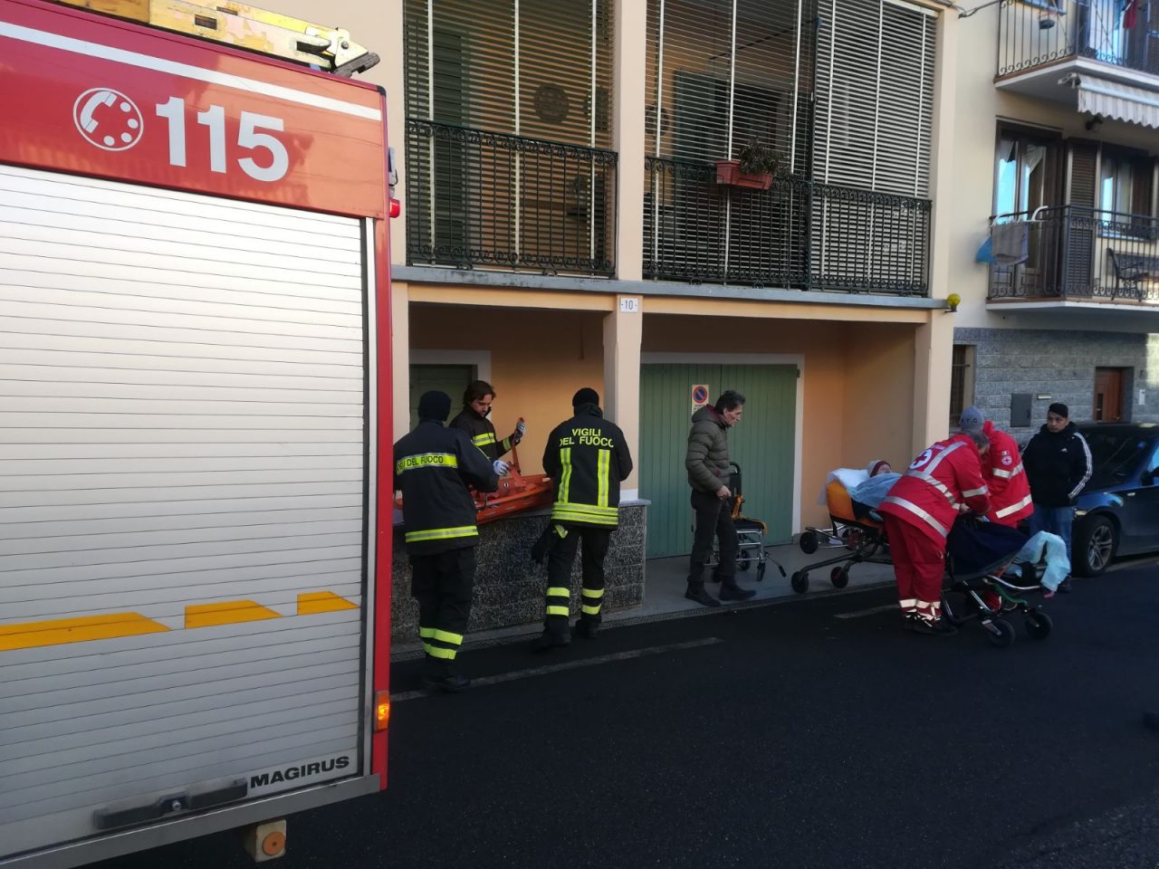 Borgomanero, scale troppo strette: calano la barella