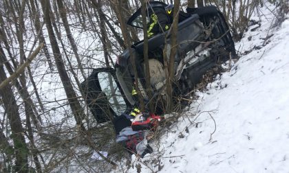 Auto ribaltata con una giovane alla guida