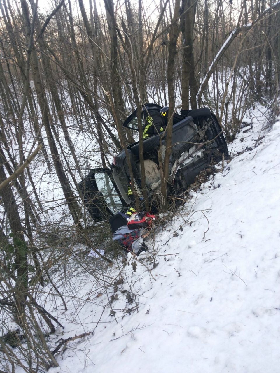 Auto ribaltata con una giovane alla guida