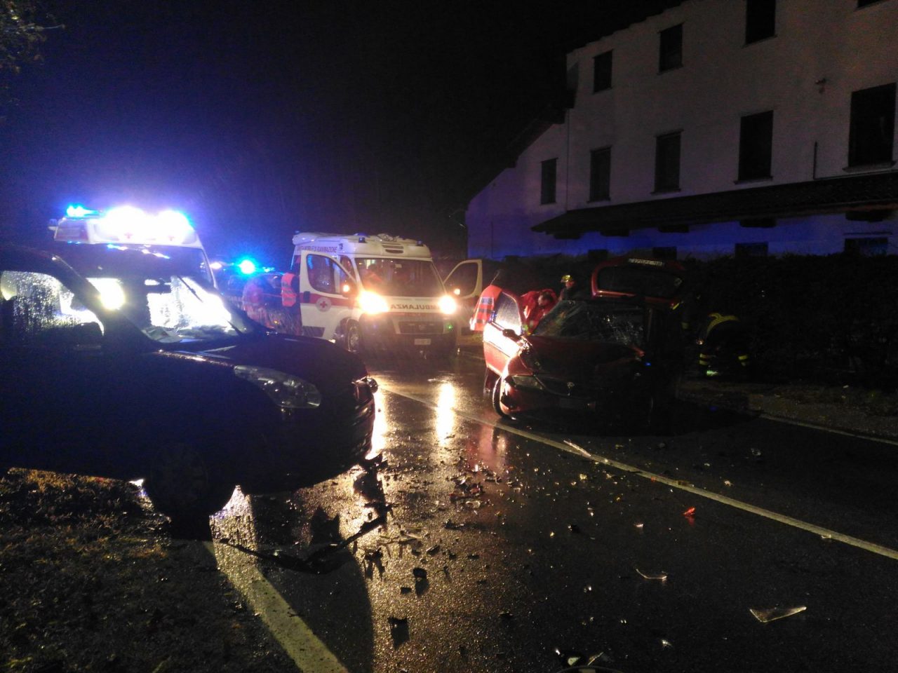 Scontro violento fra due auto tre feriti