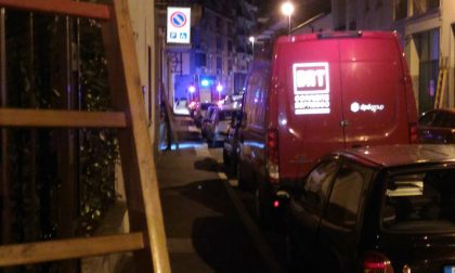 Precipita dal quarto piano gravissimo in ospedale
