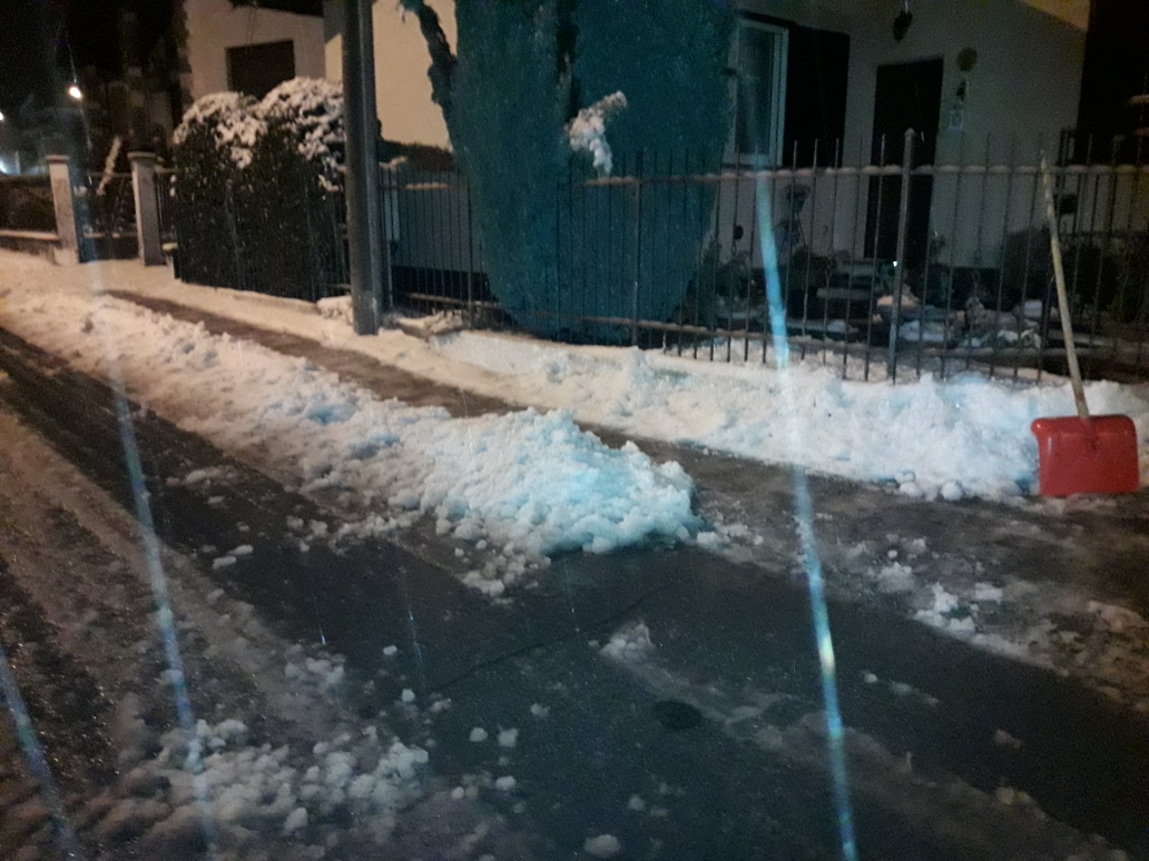 Marciapiedi innevati Arona “Conseguenze drammatiche per i pedoni”