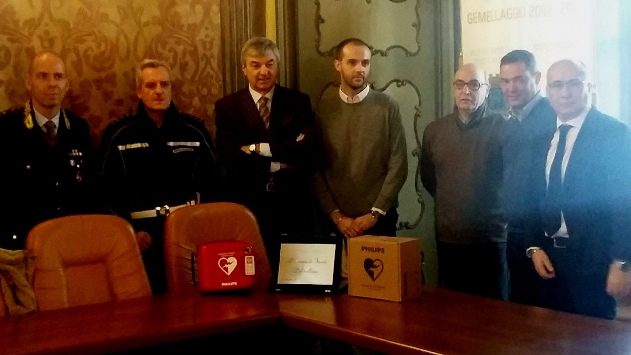 Consegnato defibrillatore alla polizia locale