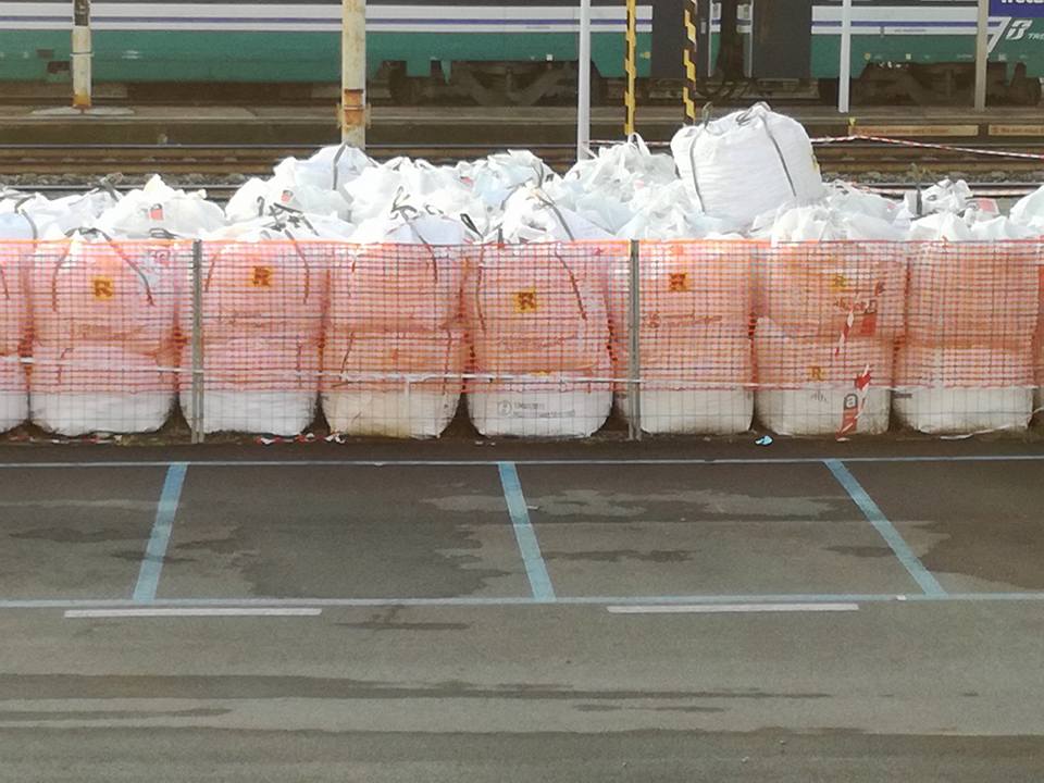 Rassicurazione Arpa no amianto nei sacchi in stazione a Trecate