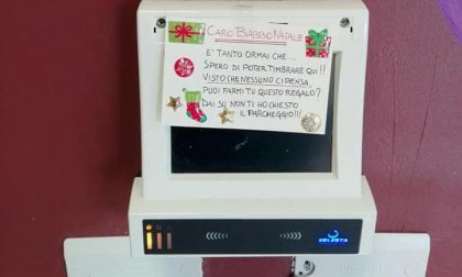 Timbratrice rotta spunta lettera per Babbo Natale