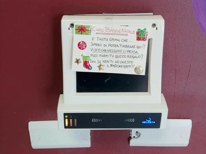 Timbratrice rotta spunta lettera per Babbo Natale