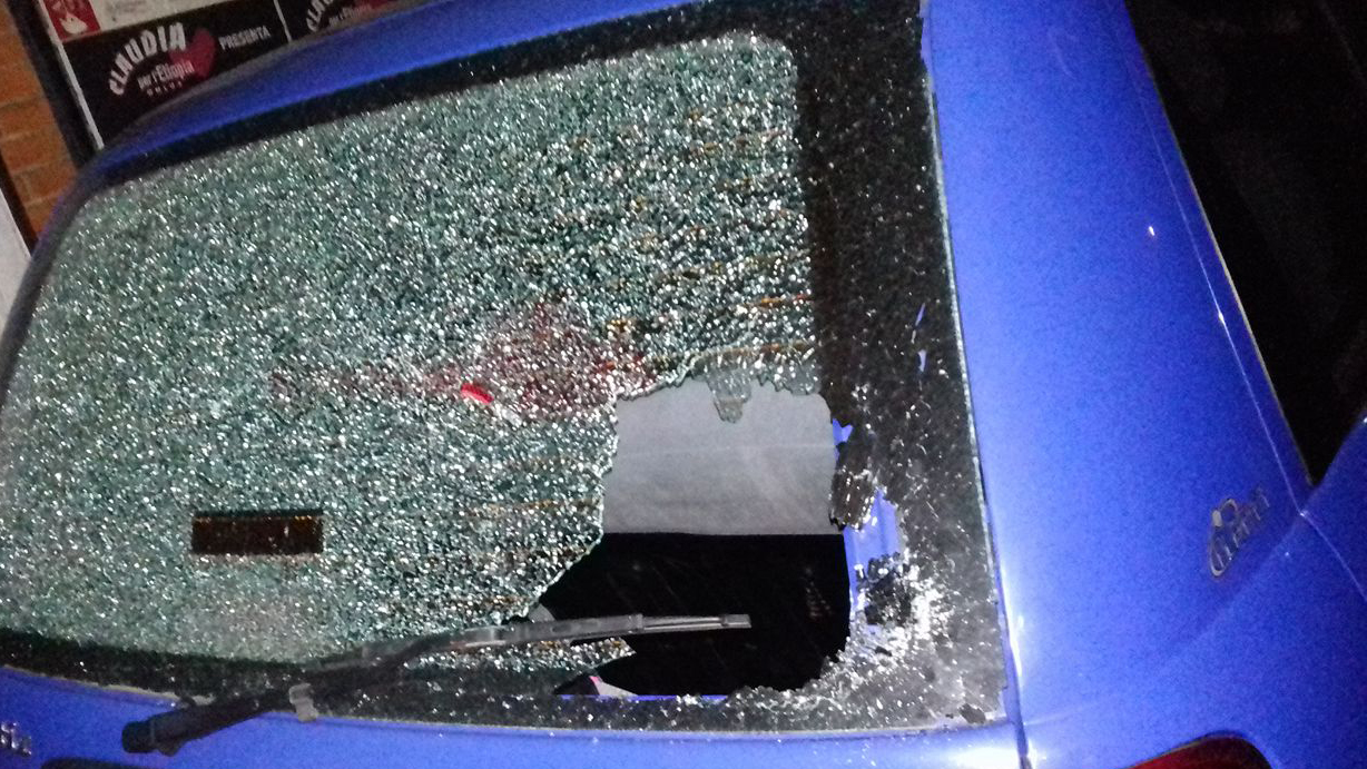 Lascia auto posteggiata trova vetro distrutto