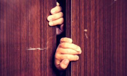 Arrivano i carabinieri: si nasconde nell'armadio