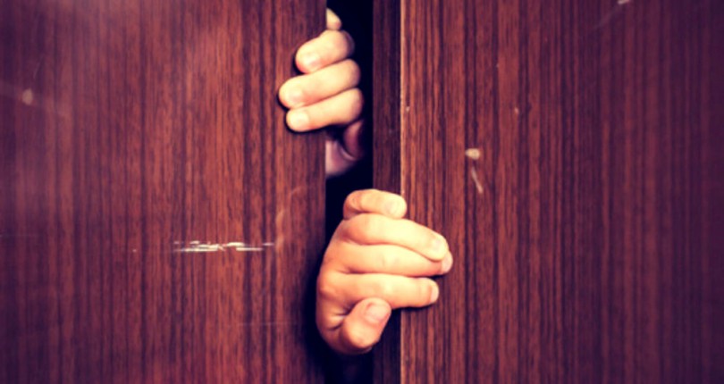 Arrivano i carabinieri: si nasconde nell’armadio