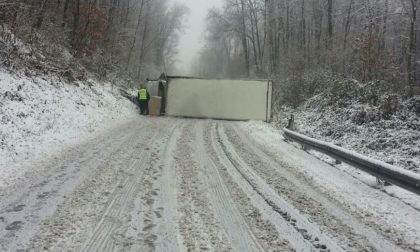 Mezzo ribaltato sulla neve a Castelletto