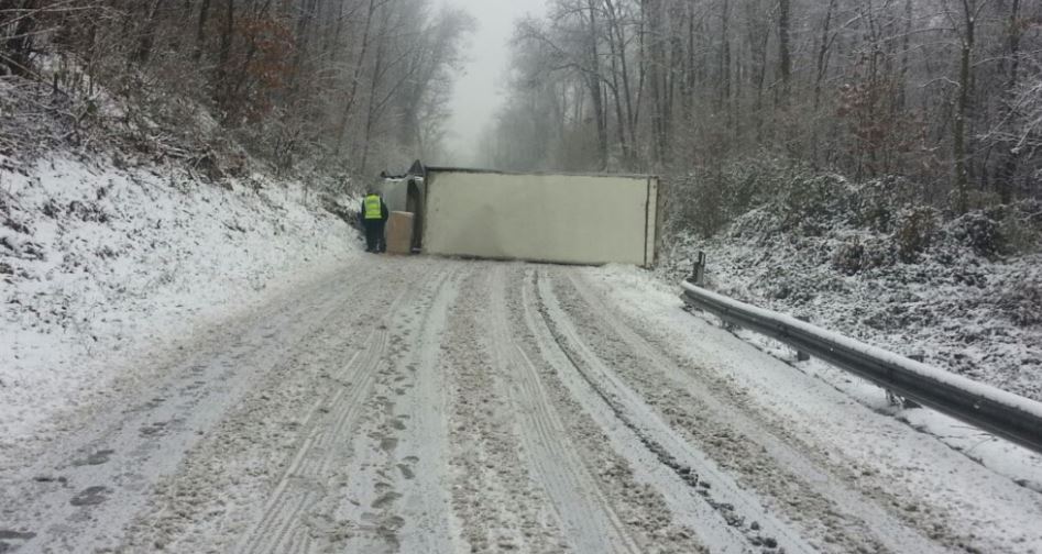 Mezzo ribaltato sulla neve a Castelletto