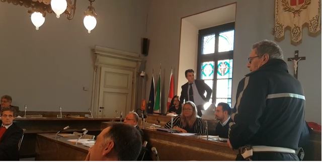 Rossano Pirovano e Ballarè cacciati dal consiglio comunale – VIDEO