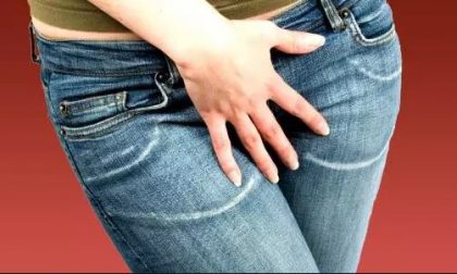 Fa pipì in piazza: multa da 5 mila euro ai genitori