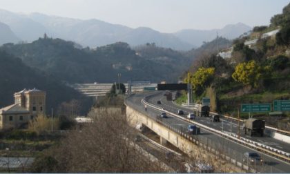 Camion ribaltato sulla A26