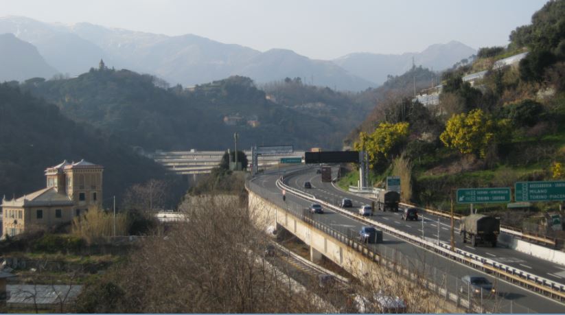 Camion ribaltato sulla A26