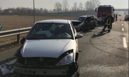 Uomo incastrato fra le lamiere dell'auto dopo l'incidente