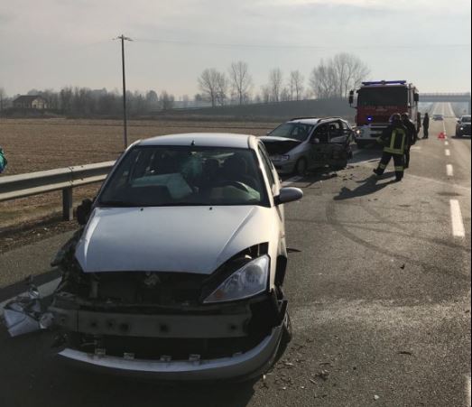Uomo incastrato fra le lamiere dell’auto dopo l’incidente
