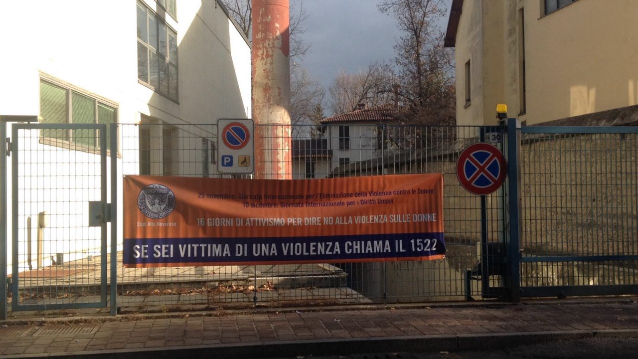 Campagna contro la violenza sulle donne: lo striscione