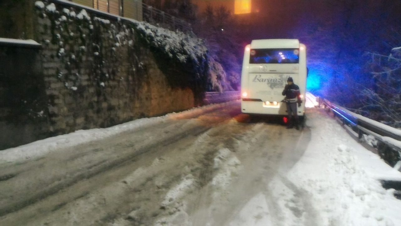Pullman blocca la strada a San Maurizio D’Opaglio