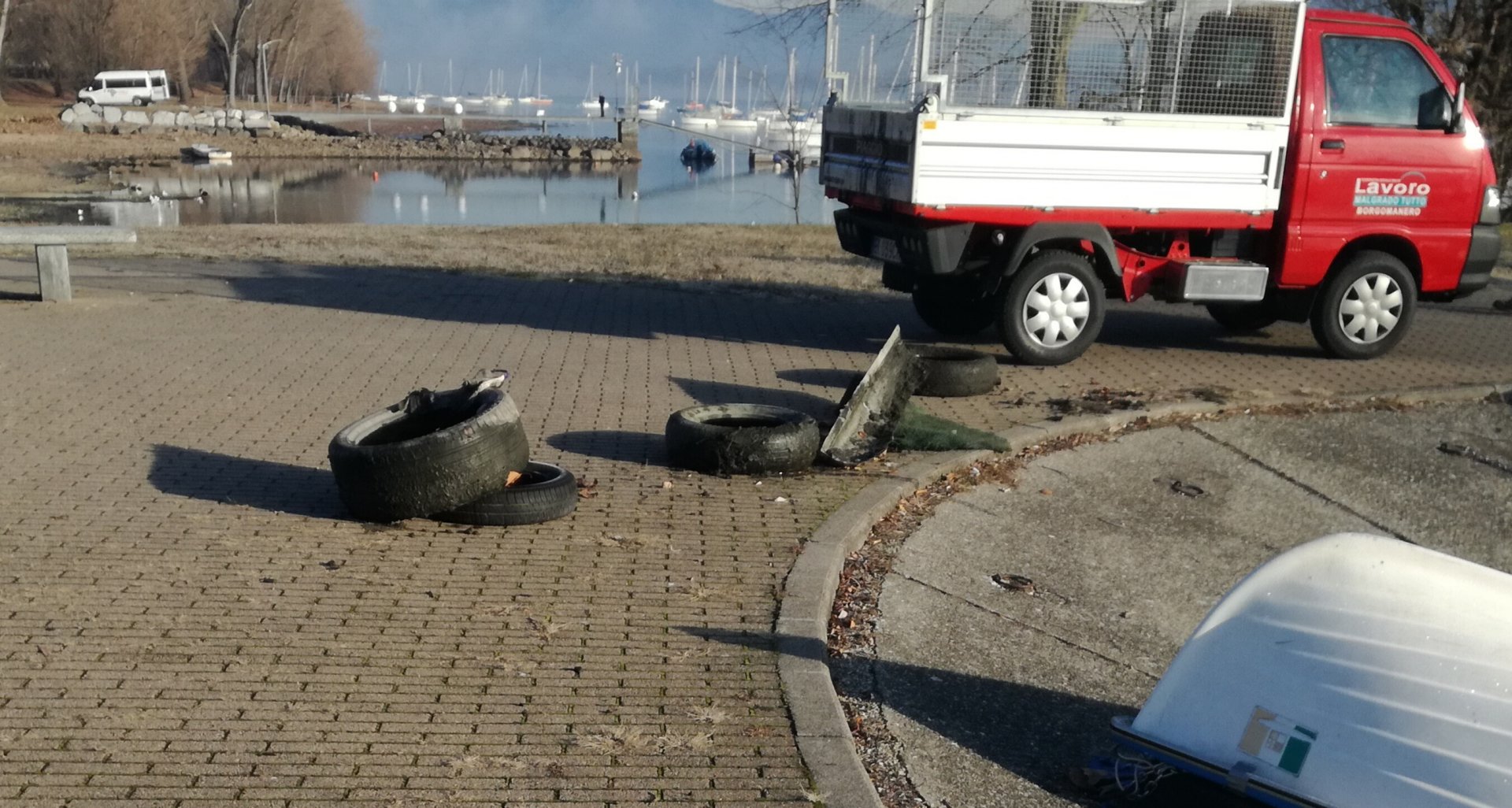 Copertoni recuperati in darsena e l'ordinanza del sindaco