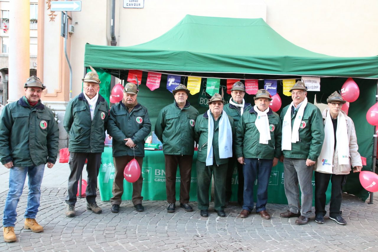 Gli Alpini aiutano Telethon la giornata a Borgomanero