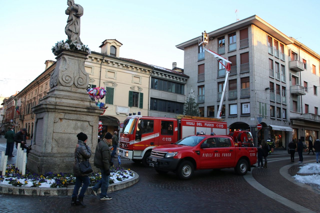 Pericolo caduta ghiaccio a Borgomanero: auto danneggiate