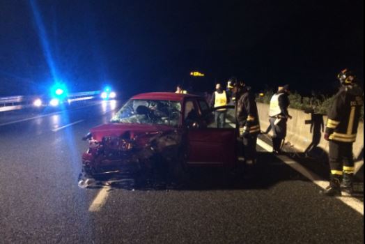 Incidente sbanda e si schianta in autostrada