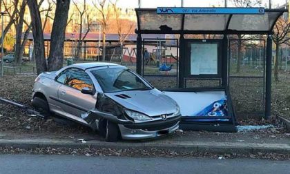 Auto contro pensilina della Sun