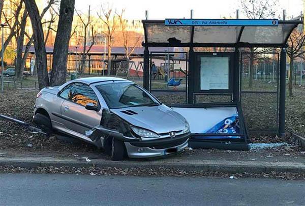 Auto contro pensilina della Sun