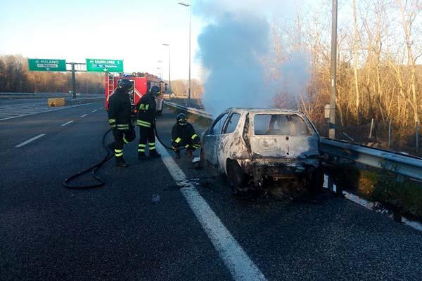 Auto prende fuoco in A26, illeso il conducente
