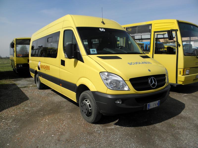 Bimbo dimenticato sullo scuolabus