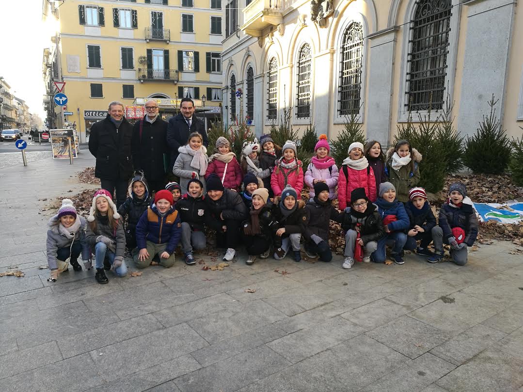 Bosco incantato in piazza: i bambini preparano il Natale