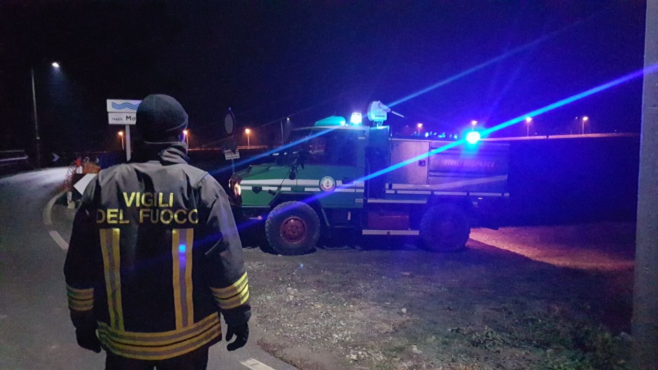 Incendio boschivo brucia ancora la collina