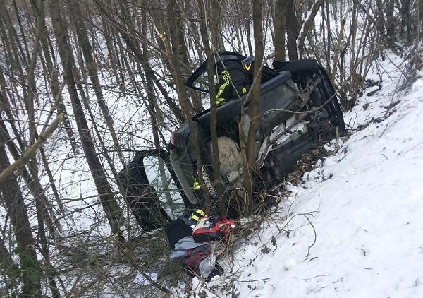 Cade nella scarpata con l’auto, ne esce indenne