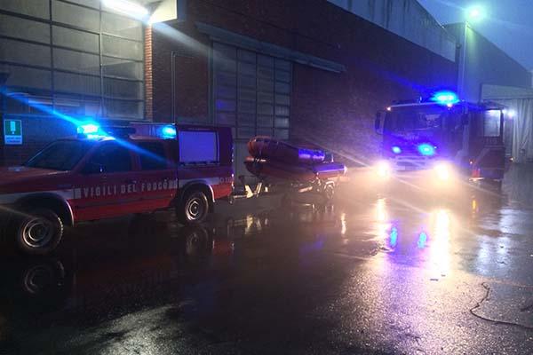 Cameri: recupero di un cadavere in un canale