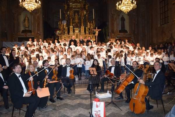 Collegiata gremita per il “coro degli angeli”