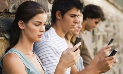 Smartphone dipendenza: i ragazzi lo controllano 75 volte al giorno