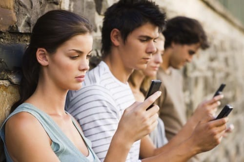 Smartphone dipendenza: i ragazzi lo controllano 75 volte al giorno
