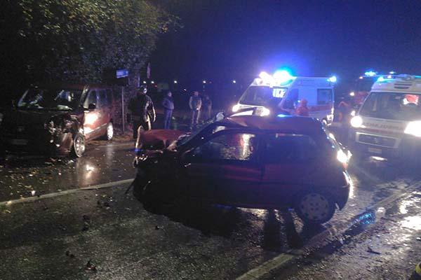 Due auto coinvolte in un incidente a Oleggio: tre feriti