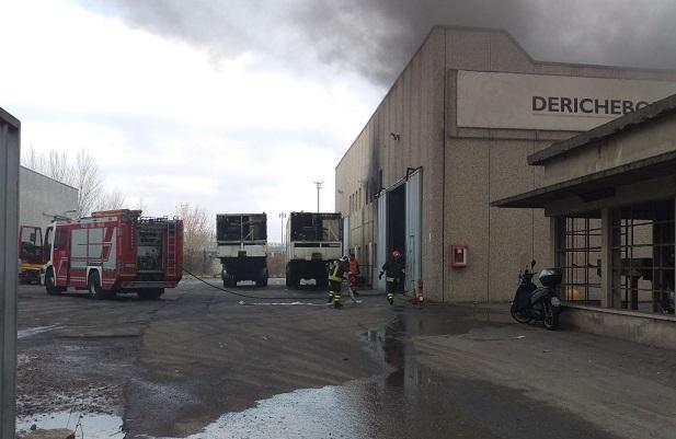 Fiamme da un camion nella zona di via Fauser