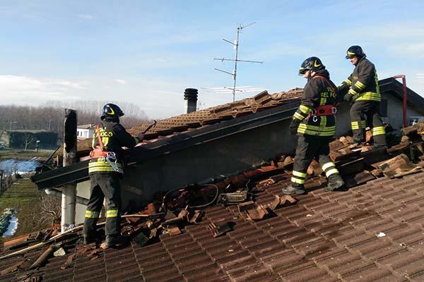 Fiamme da un tetto a Recetto